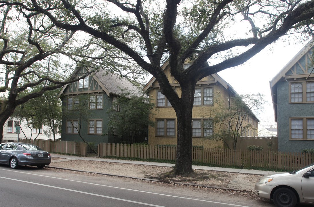 The Crescent Apartments in New Orleans, LA - Building Photo