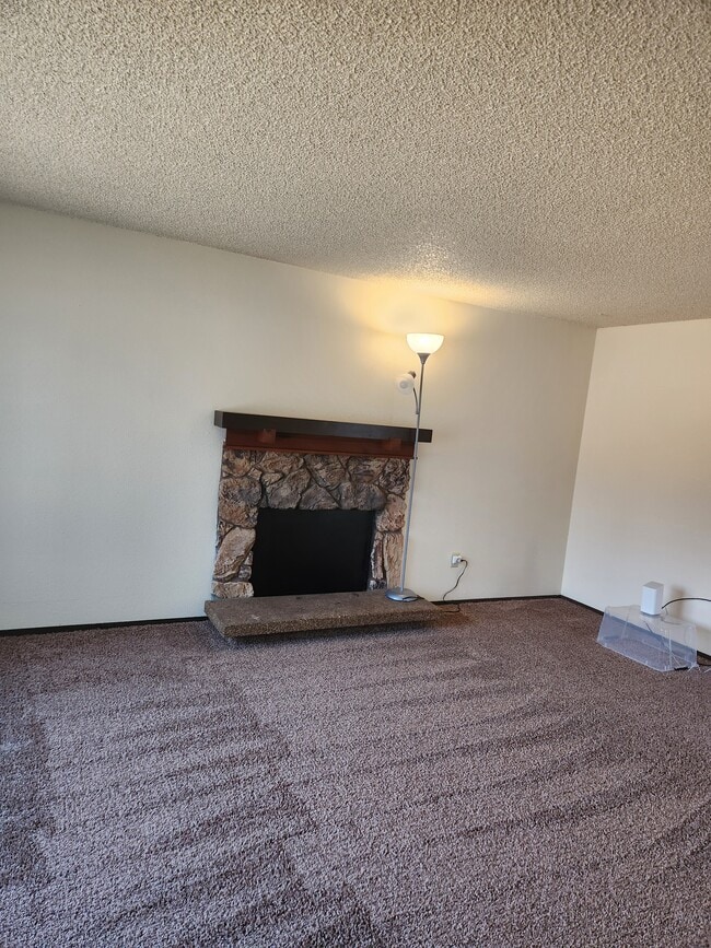 17010 15th Ave E in Spanaway, WA - Foto de edificio - Building Photo