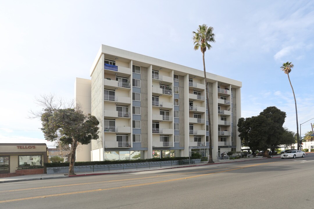 Plaza Vista in Oxnard, CA - Foto de edificio