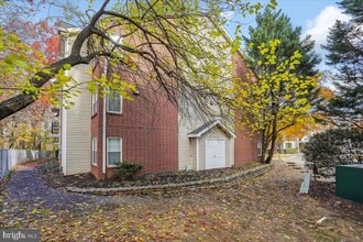 3305 Wyndham Cir in Alexandria, VA - Foto de edificio - Building Photo