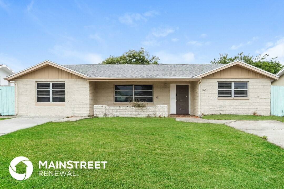 10911 Piccadilly Rd in Port Richey, FL - Building Photo