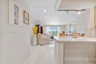 875 NE 195th St in North Miami Beach, FL - Building Photo