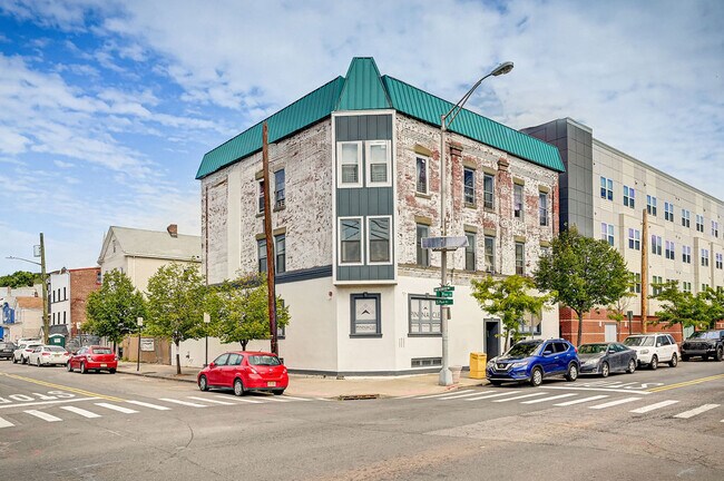 154 1st St in Elizabeth, NJ - Building Photo - Building Photo