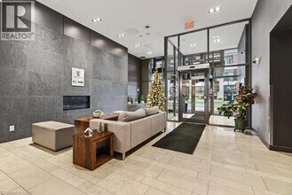 313-1940 Ironstone Dr in Burlington, ON - Building Photo - Building Photo