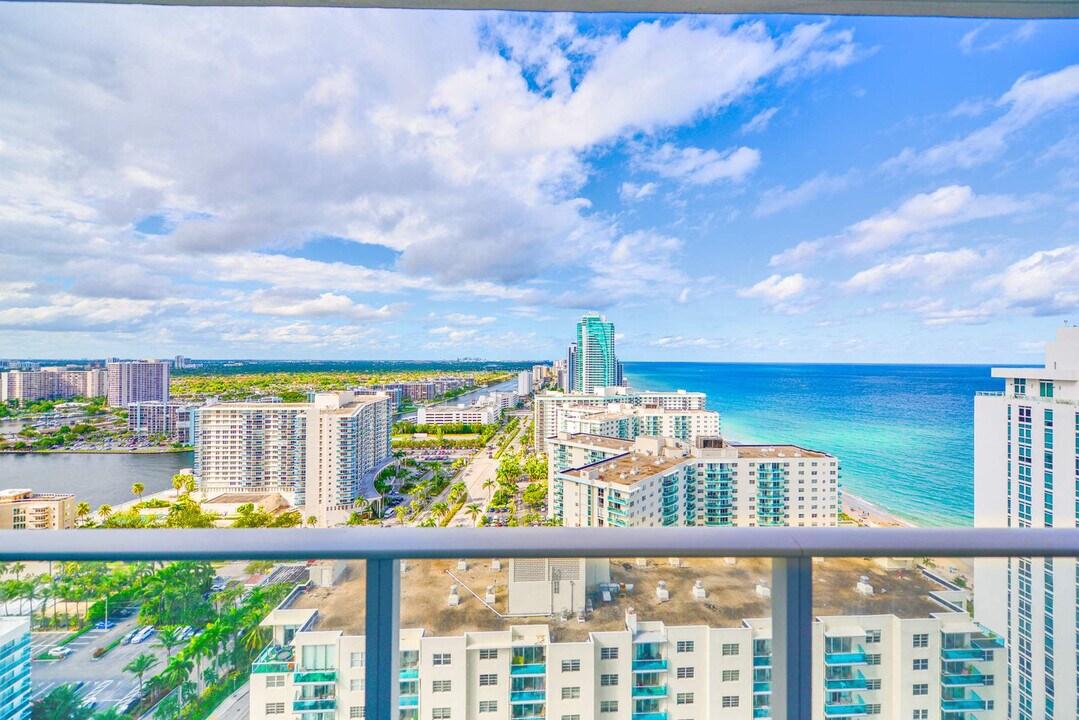 4111 S Ocean Dr in Hollywood, FL - Foto de edificio