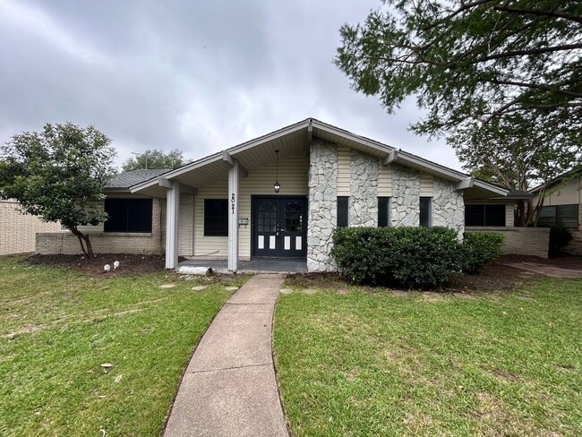 property at 2021 Aloha Dr