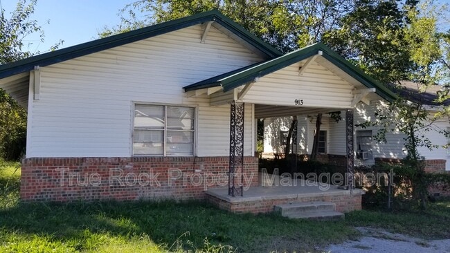 property at 913 N Highland Ave