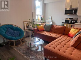 926 College St in Toronto, ON - Building Photo