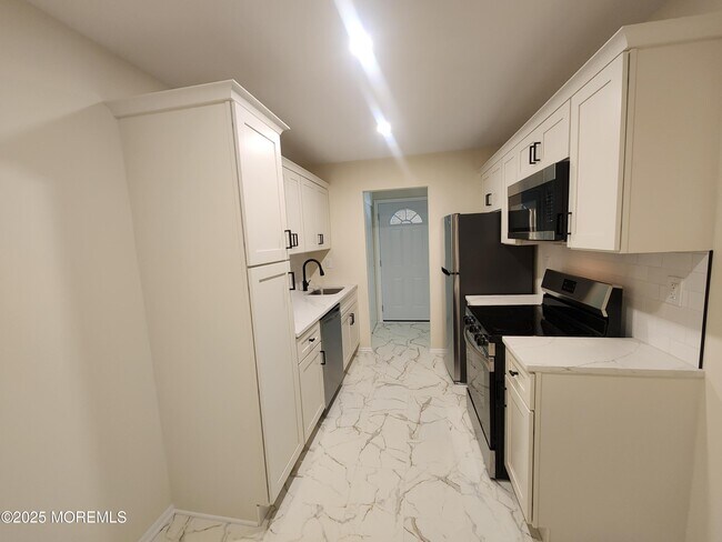 38 Meadow Green Cir in Englishtown, NJ - Building Photo - Building Photo