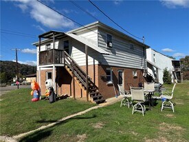 109 Alley O in Chester, WV - Building Photo