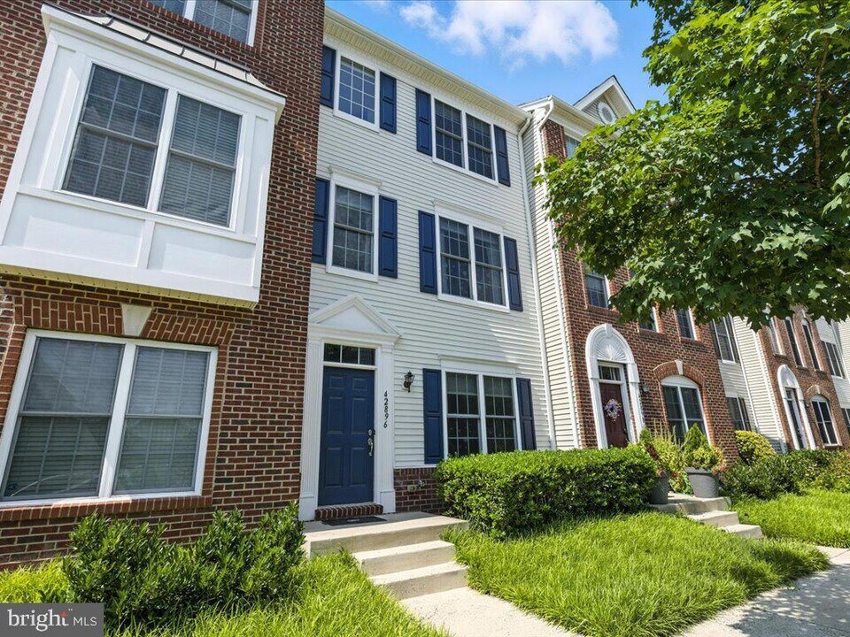 42896 Pamplin Terrace in Chantilly, VA - Building Photo