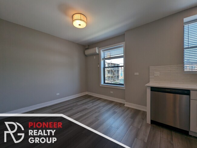 3935 N Janssen Ave, Unit #3943.5-E2 in Chicago, IL - Building Photo - Building Photo