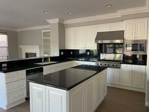 19140 Chandon Ln in Huntington Beach, CA - Foto de edificio - Building Photo