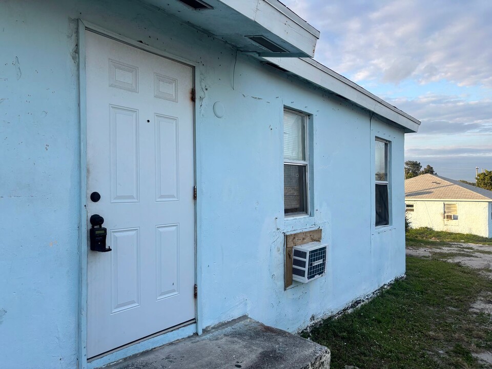 1125 W 28th St in Riviera Beach, FL - Building Photo