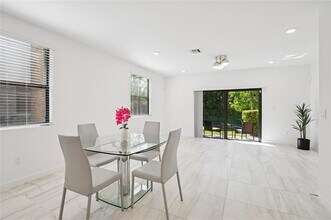 180 SE 5th Ct in Deerfield Beach, FL - Foto de edificio - Building Photo