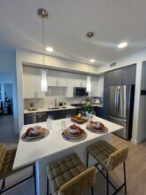 18401 W Dixie Hwy, Unit 522 in Miami, FL - Building Photo - Building Photo