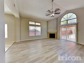 7947 Flower Trail in San Antonio, TX - Foto de edificio - Building Photo