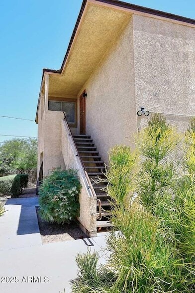 property at 532 W 9th St