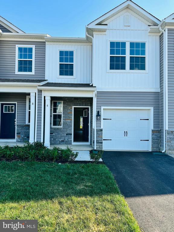 property at 6 ELEANOR Ln