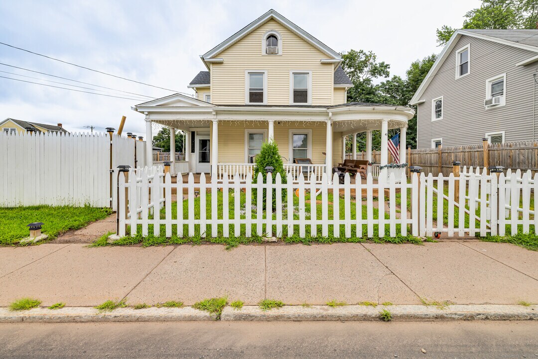 43 Birch St in Manchester, CT - Foto de edificio