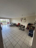 10155 NW 9th St Cir in Miami, FL - Building Photo