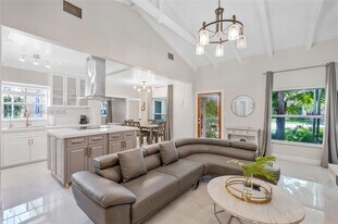 1050 Harrison St in Hollywood, FL - Building Photo