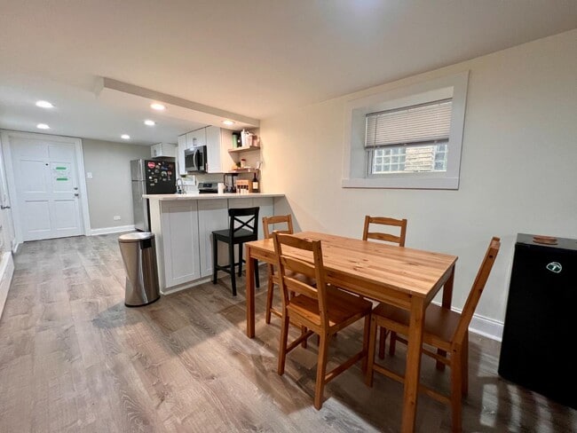 2449 N Maplewood Ave in Chicago, IL - Building Photo - Building Photo