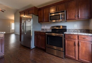1034 Dwight Eisenhower Way in Clarksville, TN - Building Photo - Building Photo