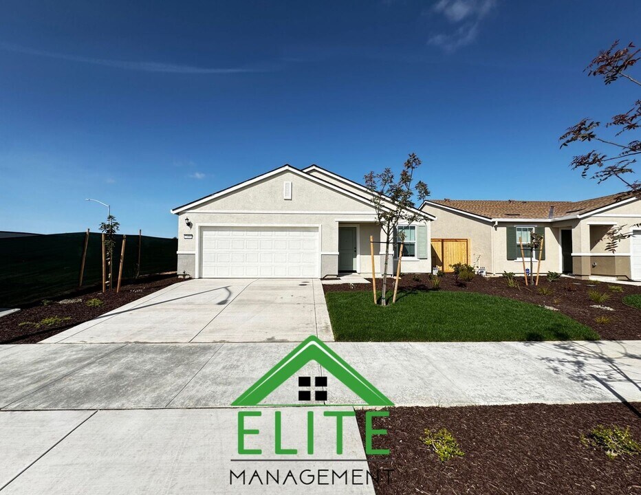 7480 Penfield Dr in Sacramento, CA - Building Photo