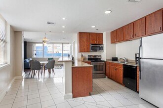 925 Common St in New Orleans, LA - Foto de edificio - Building Photo