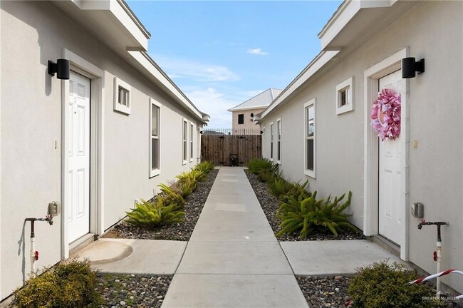 904 Kentucky St, Unit 2 in Alton, TX - Building Photo - Building Photo