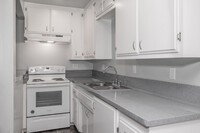 Holiday West Apartments in Westminster, CA - Foto de edificio - Interior Photo