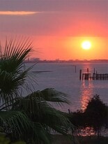 500 Tiki Dr in Tiki Island, TX - Building Photo