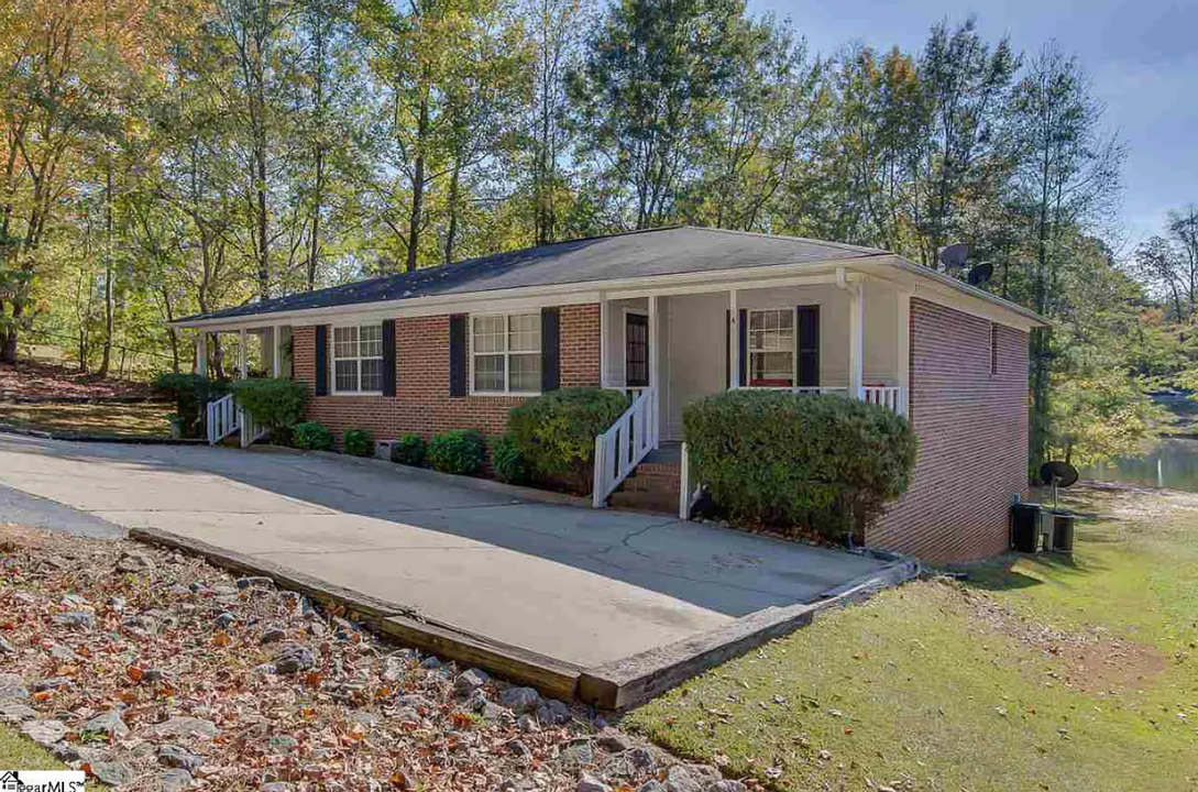 308 Bates View Dr in Travelers Rest, SC - Building Photo