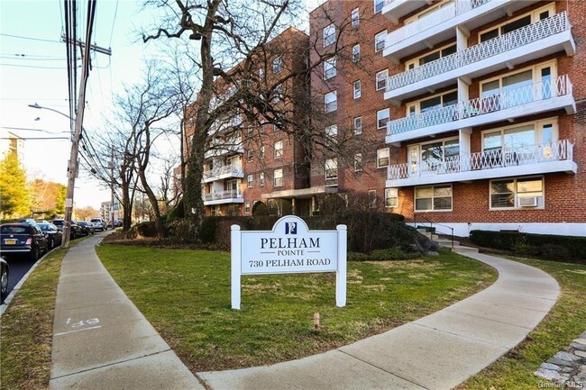 730 Pelham Rd in New Rochelle, NY - Building Photo - Building Photo