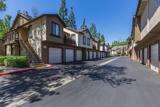 Emerald Court Apartment Homes in Lake Forest, CA - Foto de edificio - Building Photo