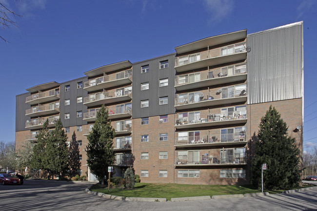 Mississauga Gardens in Mississauga, ON - Building Photo - Building Photo