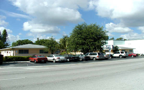 6224 Miramar Pkwy in Miramar, FL - Building Photo