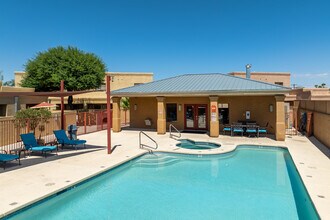 Rio Antigua Townhomes in Tucson, AZ - Foto de edificio - Building Photo