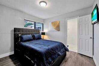 1324 NE 151st St in North Miami Beach, FL - Building Photo - Building Photo