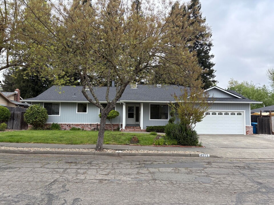4323 Princeton Way in Santa Rosa, CA - Foto de edificio