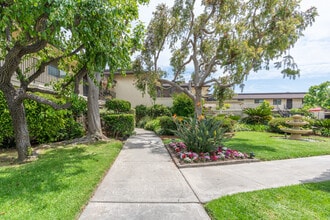 Las Brisas in Huntington Beach, CA - Building Photo - Building Photo