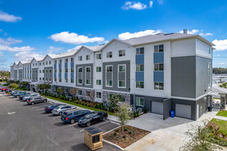 Bear Creek Commons in St. Petersburg, FL - Building Photo - Building Photo