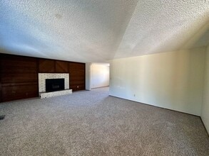 970 S 55th Pl in Springfield, OR - Building Photo - Building Photo