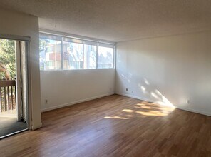 6000 Canterbury Dr, Unit D212 in Culver City, CA - Building Photo - Building Photo