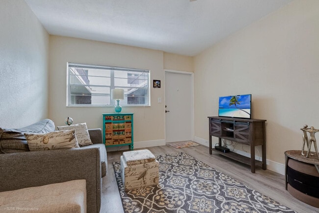 2539 S Bayshore Dr in Miami, FL - Building Photo - Building Photo