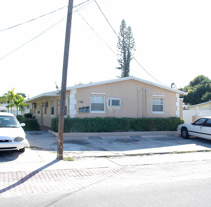 236-240 NW 6th Ave in Dania Beach, FL - Building Photo