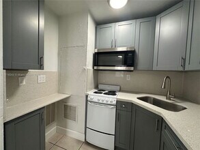 2550 SW 9th St-Unit -A in Miami, FL - Building Photo - Building Photo