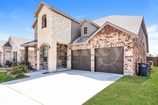 3712 Fossil Tree Ln in Fort Worth, TX - Foto de edificio - Building Photo