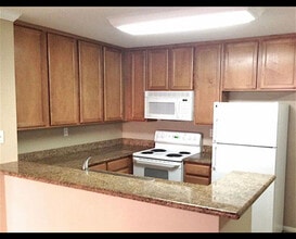 3456 Castle Glen Dr, Unit AAA in San Diego, CA - Building Photo - Building Photo